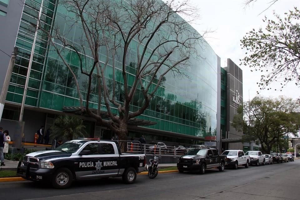 La vigilancia afuera del hospital por parte de la Policía permanece.