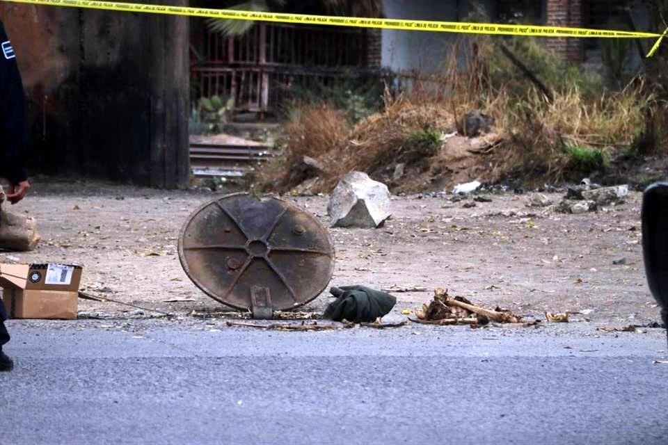 El jueves, un hombre fue rescatado de un registro cerrado con candado en Mariano Otero y Washington, donde estuvo encerrado con restos humanos.