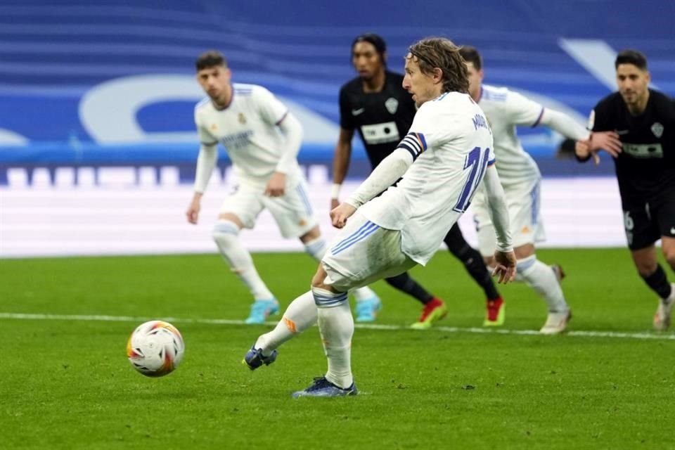 Luka Modric cobró con derecha el penal y puso el 1-0.