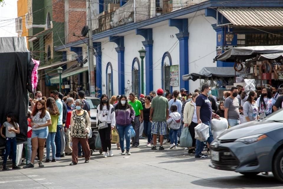 Visitantes del tianguis de artesanías en Tonalá no usaban cubrebocas o lo portaban de forma incorrecta, constató MURAL durante un recorrido.