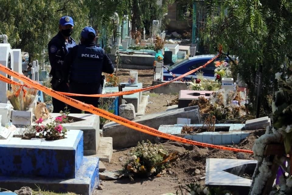 Un cordón naranja delimita el espacio dentro del lote exclusivo para menores de edad e indica que está prohibido el paso.