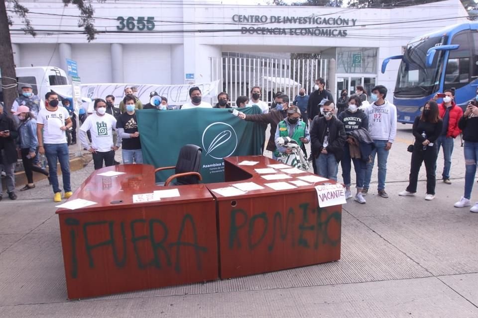 Académicos y alumnos acusan que Asamblea de Conacyt modificó los estatutos del CIDE; dejarán bloqueo en la carretera México-Toluca.