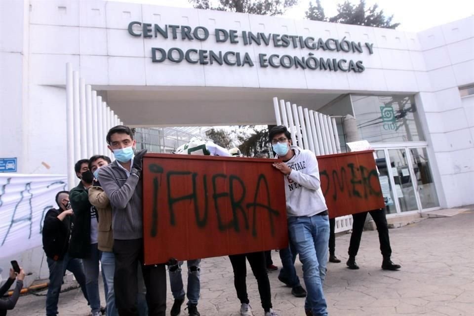 Estudiantes se apoderaron del escritorio de Romero, lo pintaron y lo sacaron para colocarlo afuera de las instalaciones.