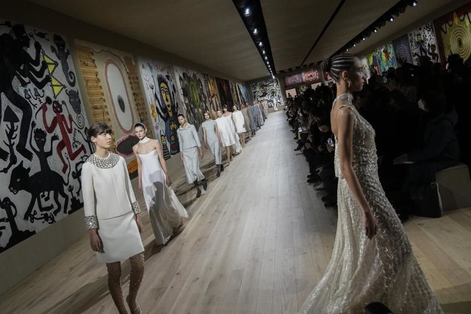 Los conjuntos forman parte de la colección primavera-verano 2022 de Dior.