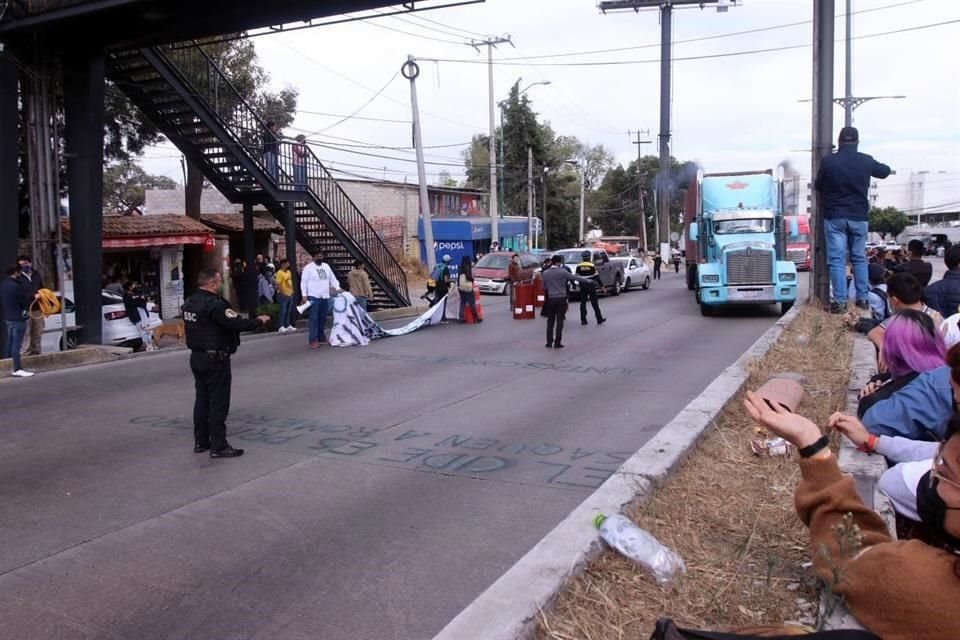 Tras 6 horas de cierre, abrieron el sentido hacia el Poniente, pero continúa cerrado el que va hacia la CDMX.