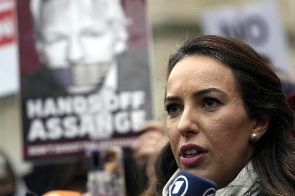 Stella Moris, pareja de Julian Assange, habla a la prensa después de la decisión de este lunes.