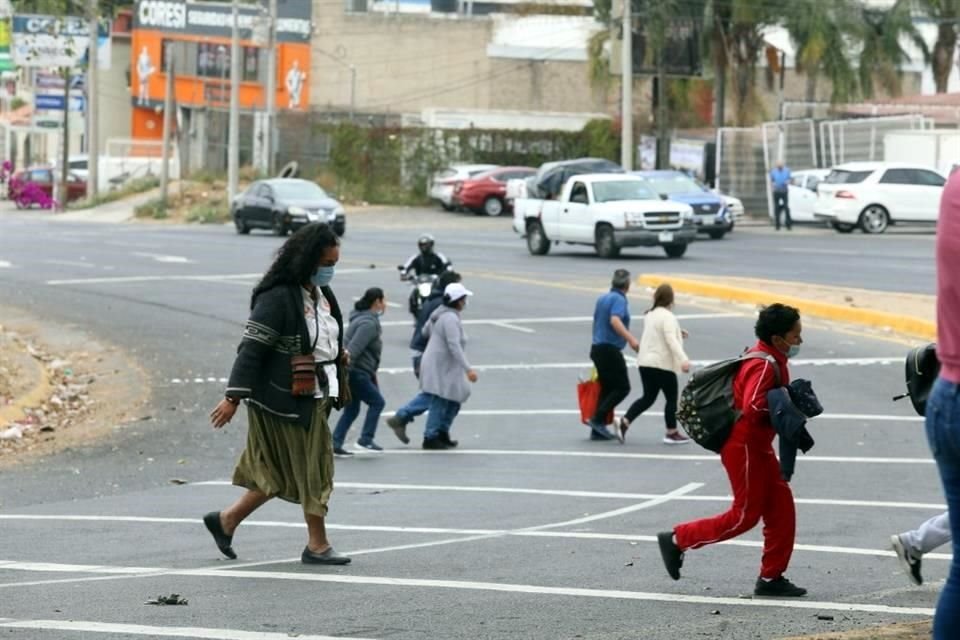 Niños que salen de la escuela y adultos mayores también usan constantemente ese cruce.