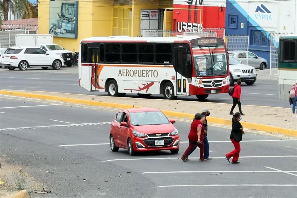 Hay vehículos que deben frenar intempestivamente en la curva para no arrollar a los peatones.