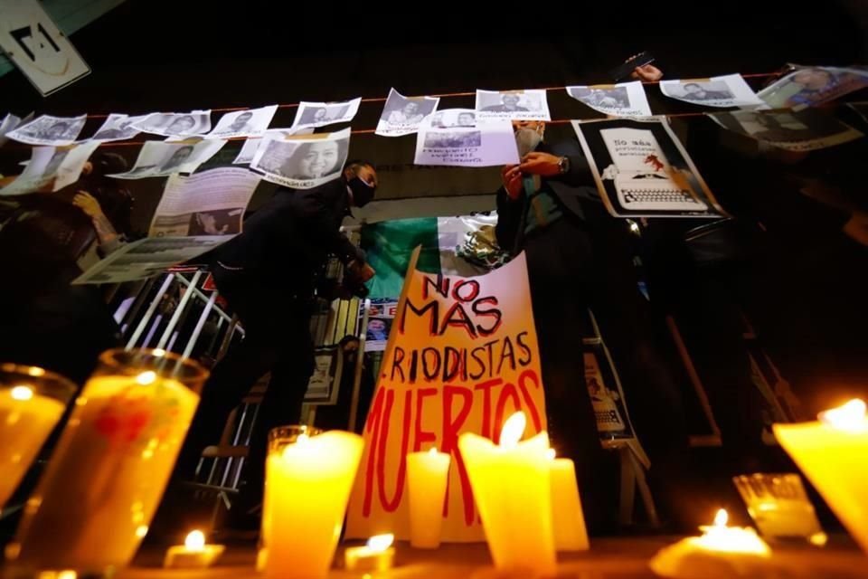 Periodistas protestan frente a la Secretaria de Gobernación.