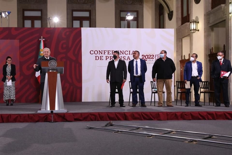 Luisa Maria Alcalde, Andrés Manuel López Obrador y cinco de los aspirantes a la dirigencia del STPRM.