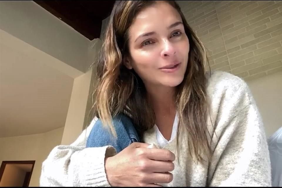 Grettell Valdez tras cirugía de dedo pulgar de la mano.