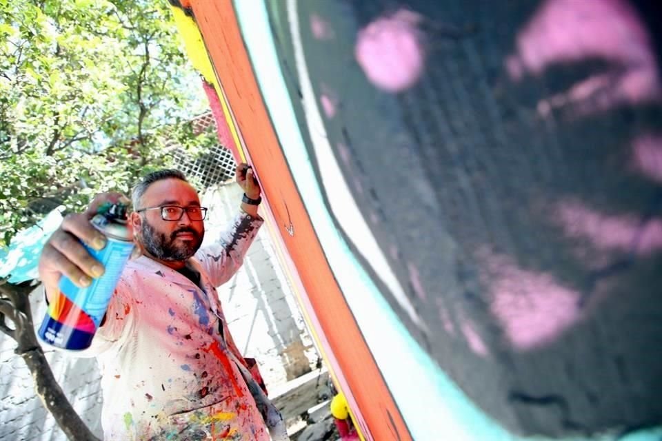 La exposición de Enrique Chiu cuenta con 15 obras de gran formato.
