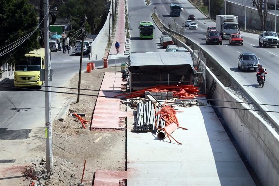 En algunos puntos se trabaja en la construcción de laterales, ciclovía y banquetas, entre otras cosas.