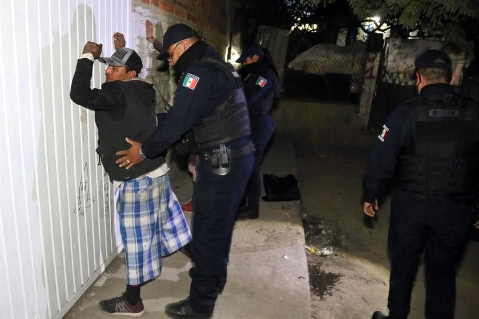 Policías, militares y elementos de la Guardia Nacional buscaban delincuentes, pero solo se hallaron familias completas con niños pequeños.