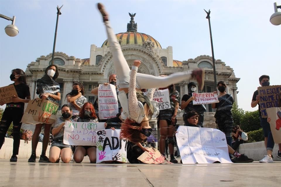 Con la protesta en la explanada del Palacio de Bellas Artes respondieron a las presiones de las autoridades para volver a clases.