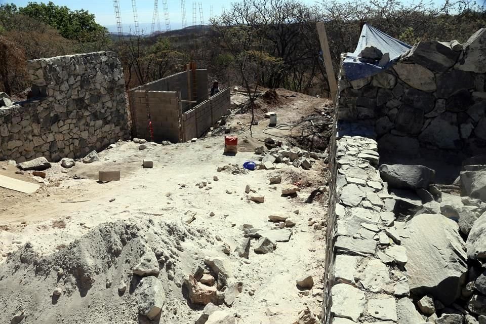Según los manifestantes, la obra que contempla la construcción de 21 casas, estaría violando los planes parciales de desarrollo urbano de la zona y diversas leyes como la de vida silvestre.