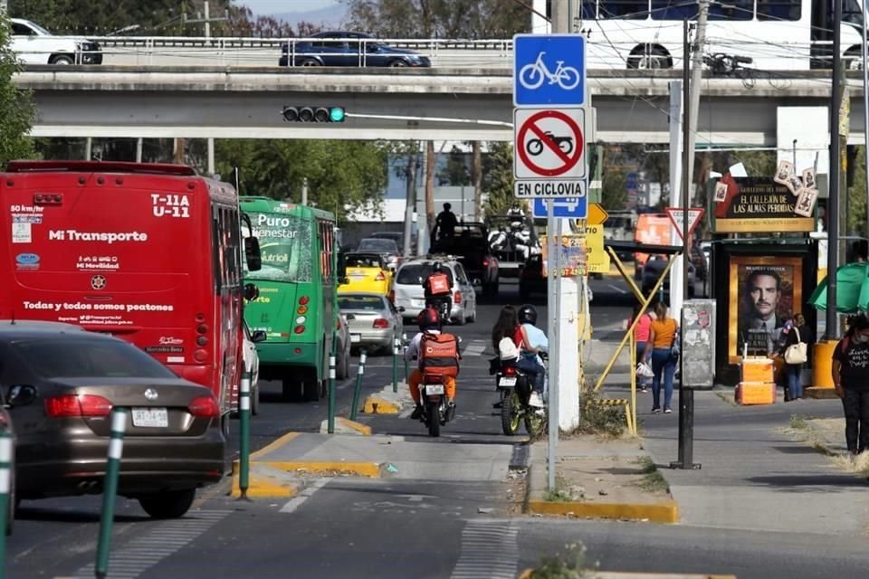 En Prolongación Guadalupe, ciclistas tendrán que pasar entre usuarios del transporte.