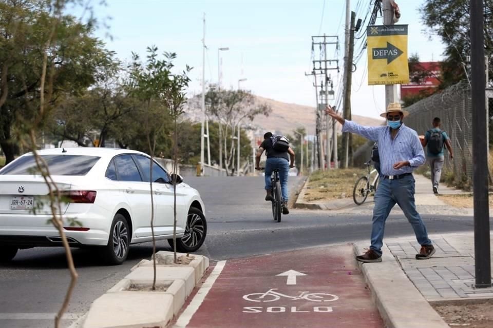 En Periférico y Padre Xavier Scheifler, a la altura del ITESO, la ciclovía ya no tiene continuación.