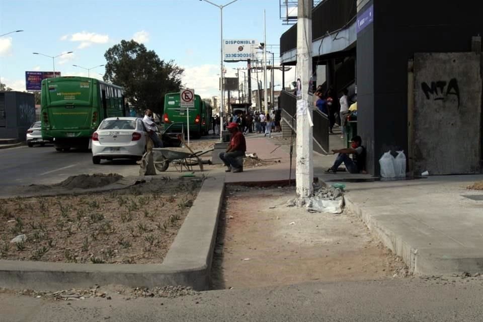 Un poste 'se atravesó' en la ciclorruta afuera de la Estación Periférico Norte, del Tren Ligero.