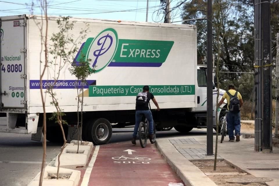 Aunque promete ser la ciclovía más grande de México, con 84 kilómetros de ida y vuelta, lo cierto es que no estará lista el próximo domingo, cuando arranque el Peribús.