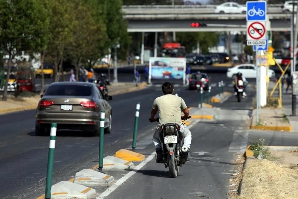 Mientras que en Prolongación Guadalupe, la ciclovía se ve bloqueada por el parabús.