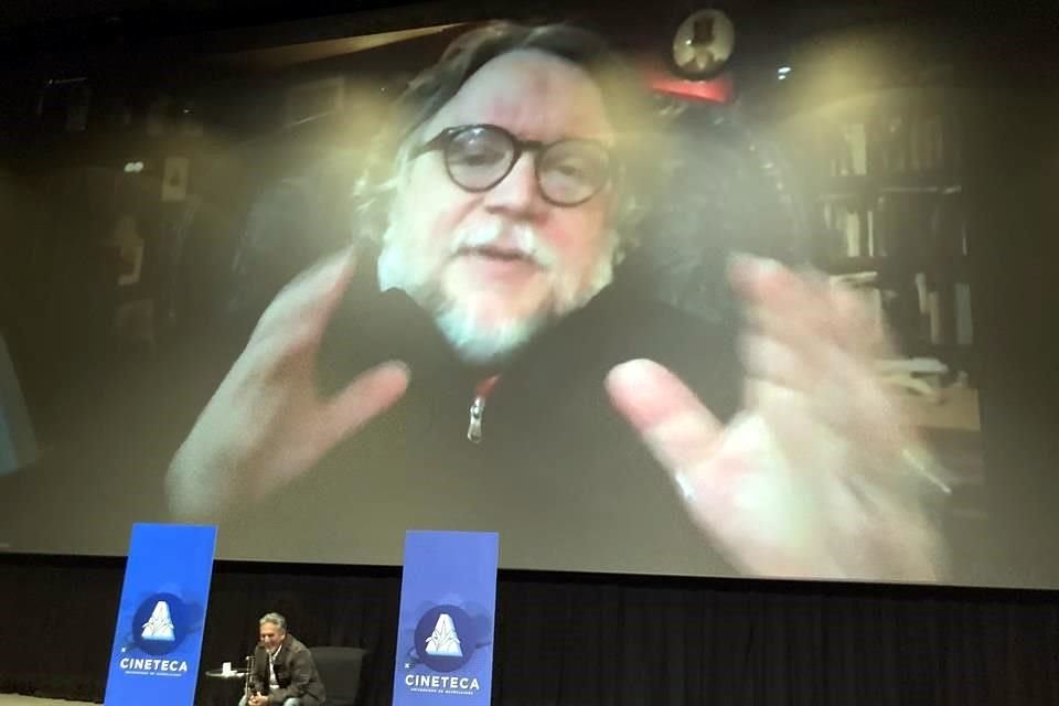 Guillermo del Toro hizo una transmisión en vivo a la Cineteca FICG, donde se encontraba Trino.