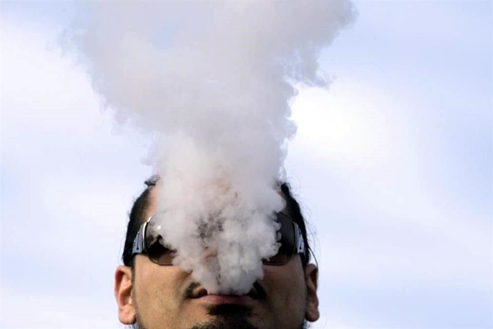 Los especialistas recomiendan suspender el consumo de cigarros electrónicos por lo menos durante esta pandemia.