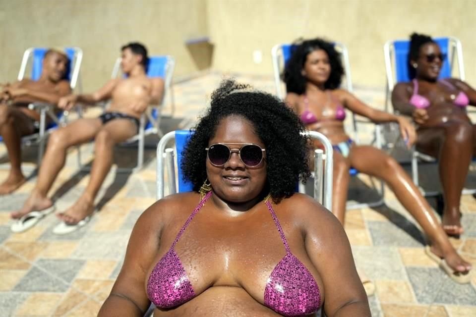 Ahí Sabrina aplica la técnica de bronceado de cinta aislante que se ha popularizado.