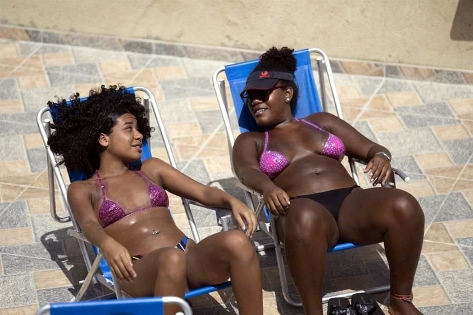 Esta técnica permite obtener unas codiciadas líneas marcadas que ni el bikini de tela más holgado puede crear.