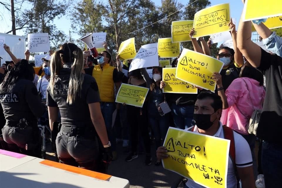 Durante la presentación de Mi Macro Periférico, personas se manifiestan con pancartas para pedir que este medio de transporte llegue a Tonalá.