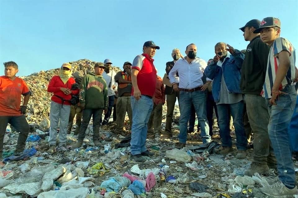 El Alcalde Sergio Chávez acudió a Matatlán a revisar el avance del retiro de basura.