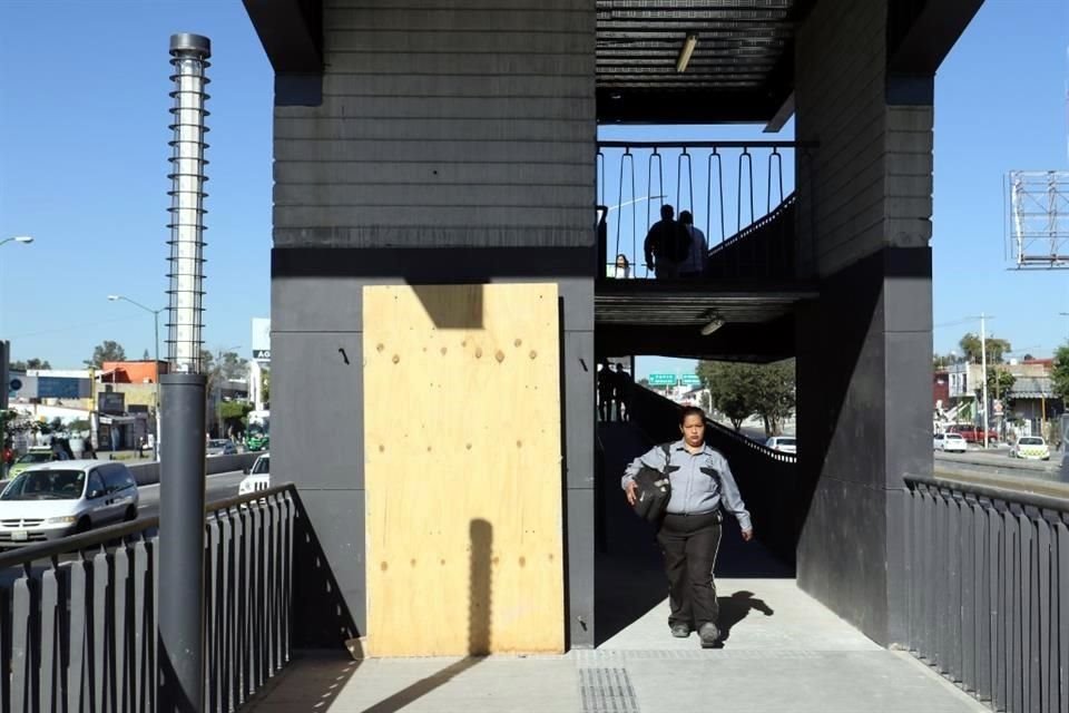 En la estación Rancho Nuevo no funcionan los elevadores y el acceso norte tiene seis tramos de rampa.