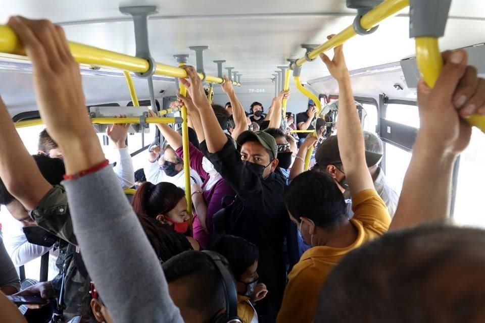 Aunque era domingo, en algunos momentos hubo saturación en las estaciones y unidades, situación que puede agravarse en días que transporte a usuarios a sus trabajos o planteles escolares.