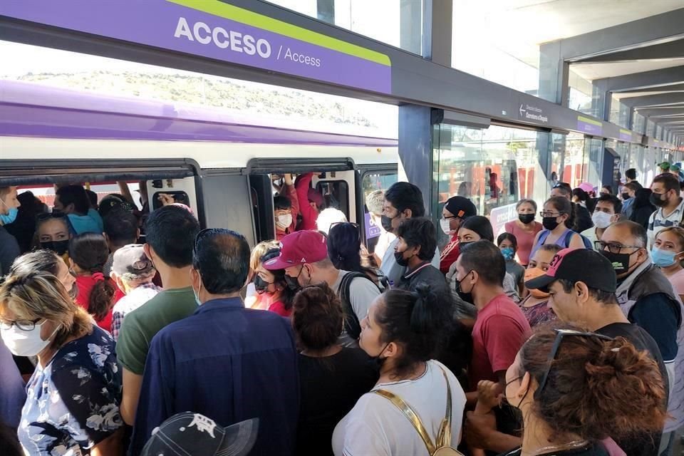 En Estación Chapalita Inn los vehículos se saturaron cerca de las 13:30 horas.