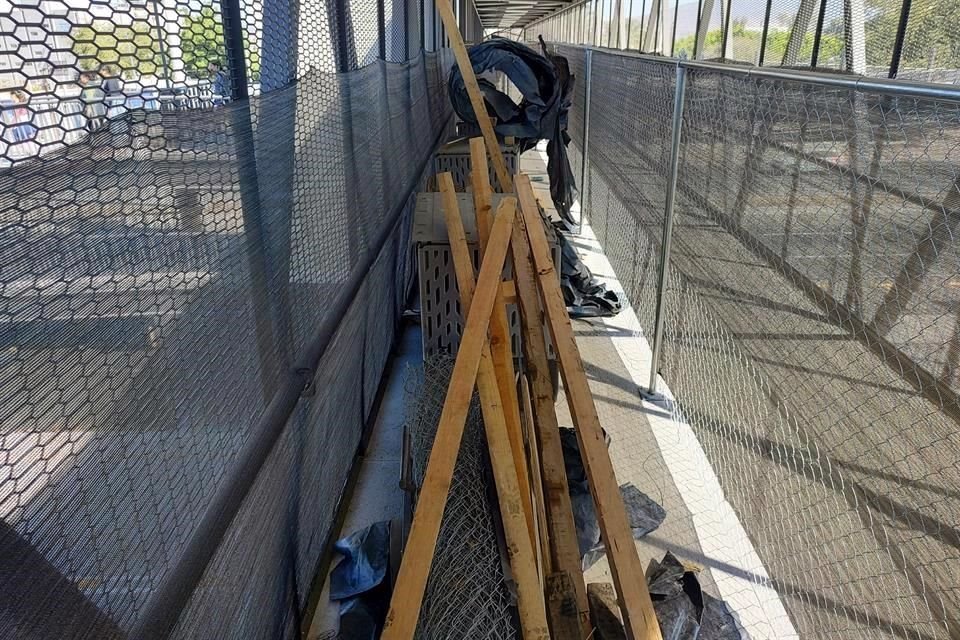 Algunos tramos inconclusos fueron cubiertos con malla, como en Estación Barranca de Huentitán.