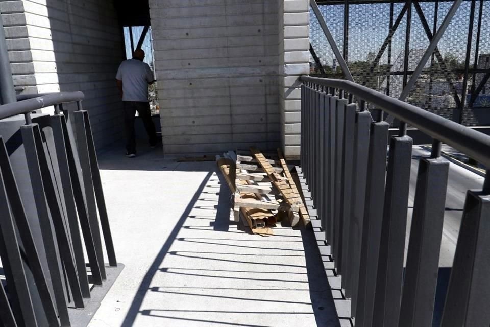 Material de construcción quedó abandonado en el puente peatonal de la estación La Tuzanía.