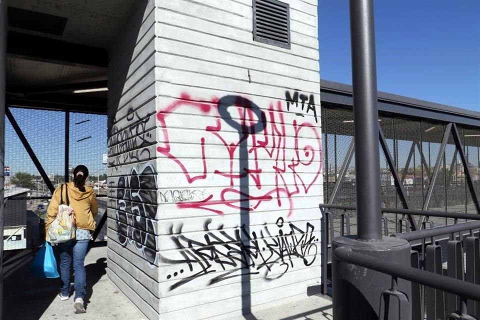 El puente peatonal de la estación Periférico Norte ya está vandalizado.