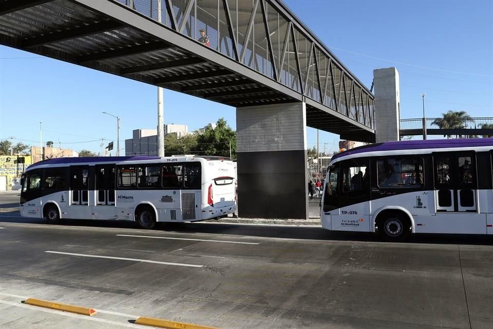 En su primer día de operaciones, Mi Macro Periférico transportó a 180 mil usuarios a bordo de 172 unidades, de acuerdo con el Gobierno.