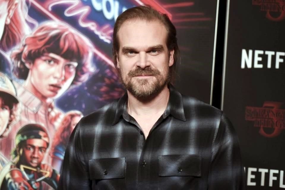 Agradece David Harbour su racha laboral de los últimos dos años ¡y hasta boda tuvo!
