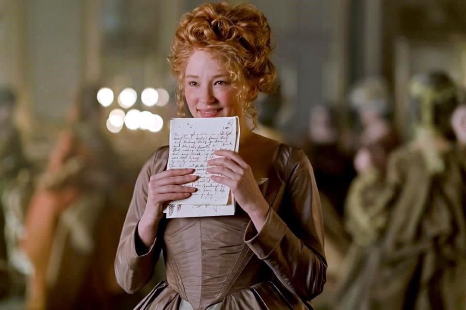 Joe Wright y Hayley Bennett llevan su relación a los sets de rodaje con 'Cyrano'. A propósito de este romance, reunimos algunos otros.