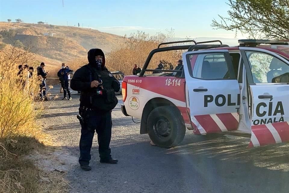 Dos personas fueron halladas carbonizadas en el interior de un vehículo que fue abandonado e incendiado, en una zona deshabitada de Tonalá.