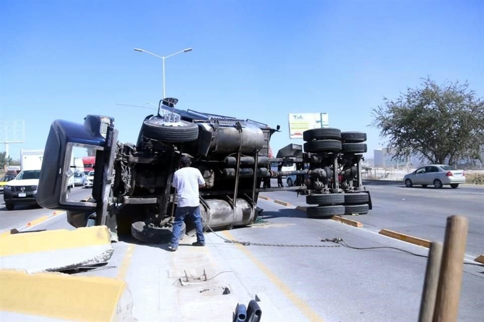 Para colmo, un tractocamión se volcó en Periférico Sur, a unos metros de la estación Artesanos. 