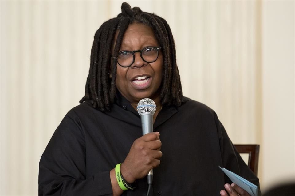 La actriz Whoopi Goldberg se disculpó por decir que el Holocausto no era un hecho racial, declaración que provocó reacciones adversas; fue suspendida del programa 'The View'.