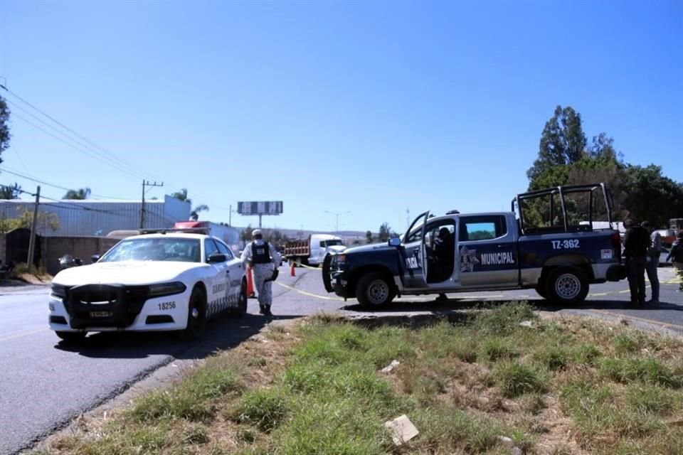 En el lugar trascendió que el responsable fue un individuo que manejaba una camioneta y embistió al motociclista varios metros antes del retorno.