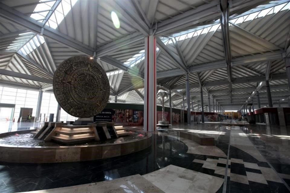 El edificio de cristal de dos plantas, en el que aún se terminan los detalles, luce vacío y blanco por dentro con decoraciones prehispánicas, incluso una réplica del Calendario Azteca en medio.