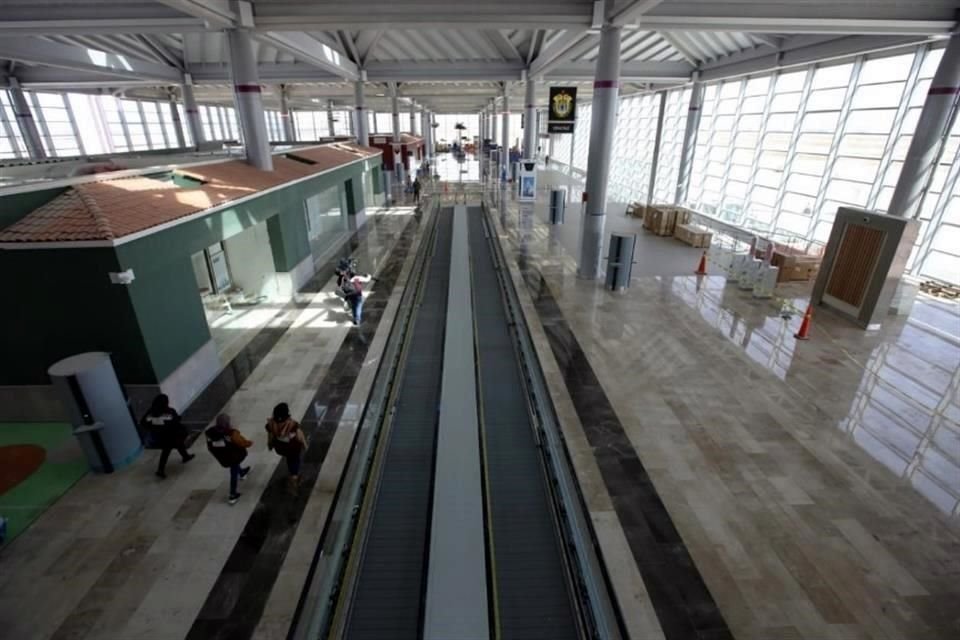 Bandas transportadoras para recorrer el edificio del nuevo aeropuerto.