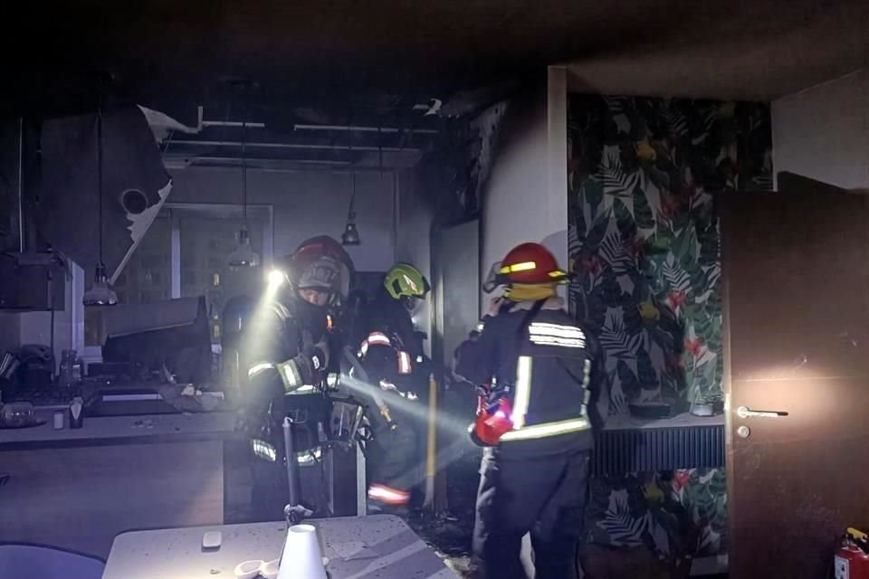 Quemaduras en cara y brazos sufrió un hombre debido a un incendio registrado en un departamento de Avenida Royal Country, en Zapopan.