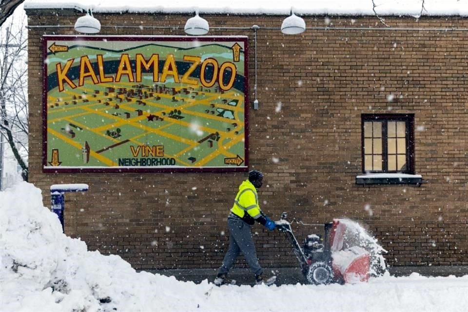 Un hombre trabaja limpiando la nieve en Kalamazoo, Michigan.