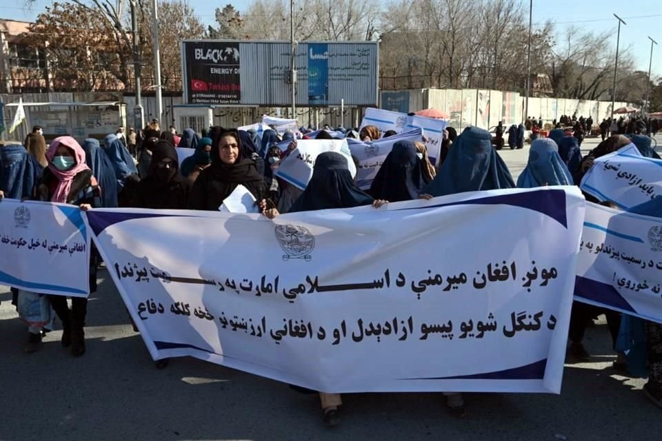 Mujeres realizan una protesta por sus derechos frente a la Embajada estadounidense en Kabul, el pasado 26 de enero.