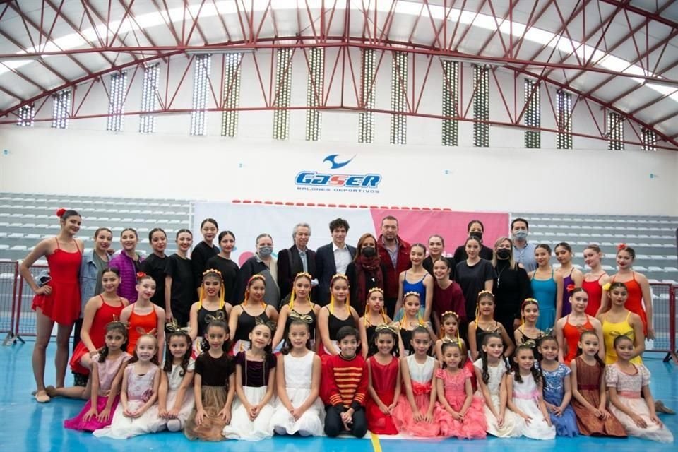 Los bailarines de la Unidad Rio de Janeiro posaron orgullosos con Hernández.